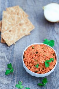 A bowl of eetch with crackers